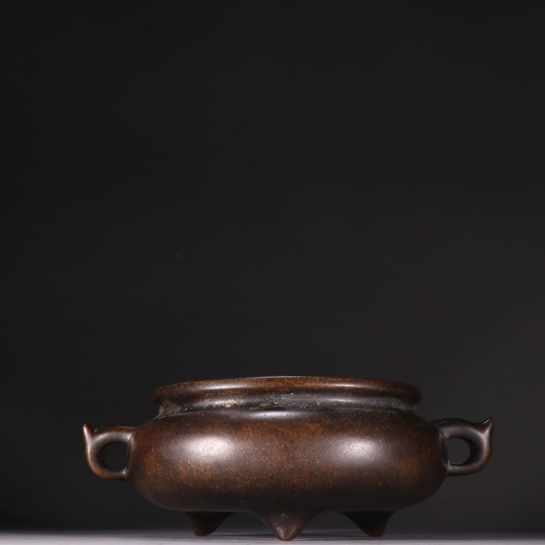 A beautiful bronze three-legged incense burner (1 of 9)