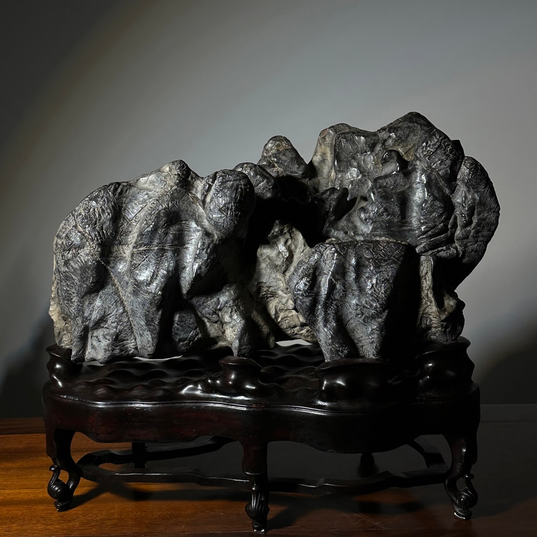A beautiful Lingbi stone: Exquisite Lingbi stone Size: L: 50cm H: 42cm T: 24cm Size: L: 50cm H: 42cm T: 24cm (The Dimensions Of All Batches Are Manually Measured.If You Need More Detailed Information, Please Contact Our Custom