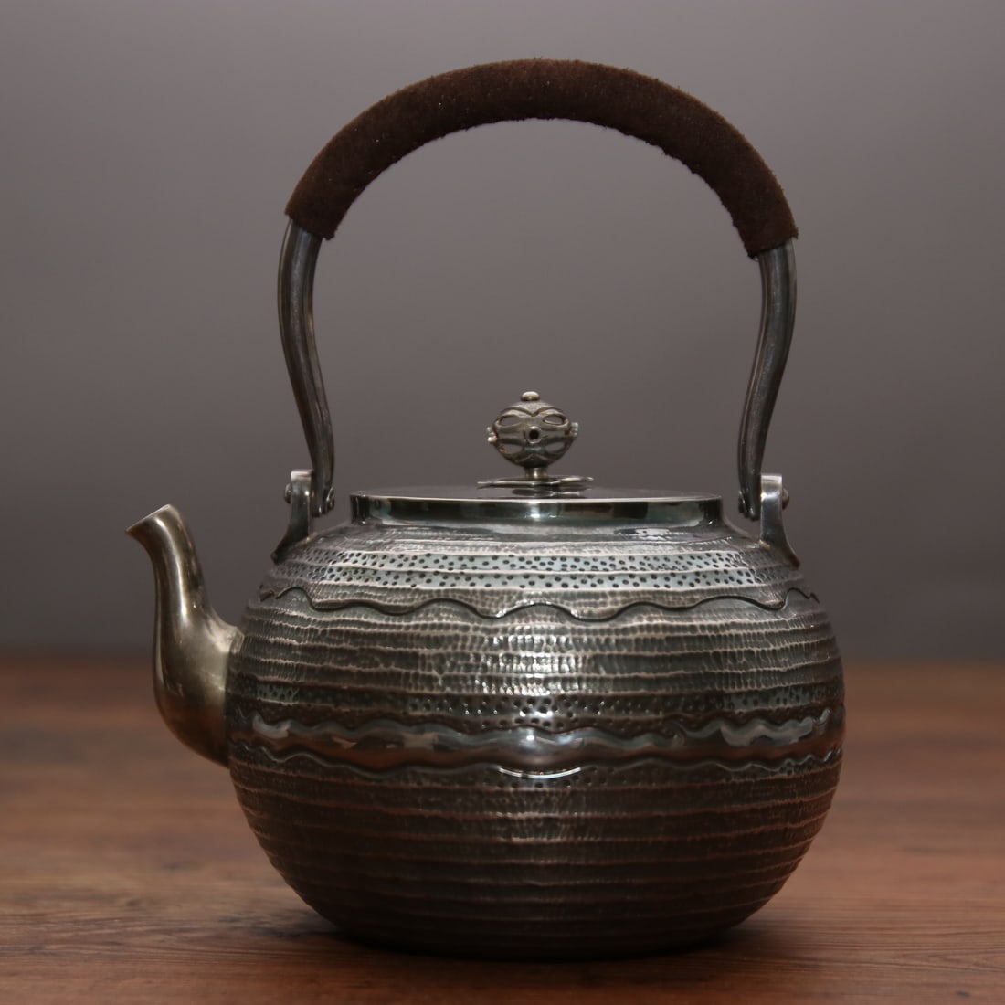 A beautiful silver pot of pure benefit: Exquisite silver pot pure benefit Size: D:17cmH:18cm W: 0.458kg Size: D:17cmH:18cm W: 0.458kg (The Dimensions Of All Batches Are Manually Measured.If You Need More Detailed Information, Please