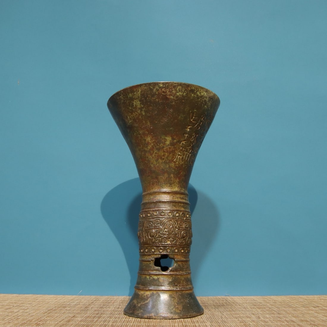 A finely crafted bronze inscribed ancient zun: Exquisite bronze inscribed ancient zun Size: D:12cmx H:21cm W: 0.8 kg Size: D:12cmx H:21cm W: 0.8 kg (The Dimensions Of All Batches Are Manually Measured.If You Need More Detailed Information, Please