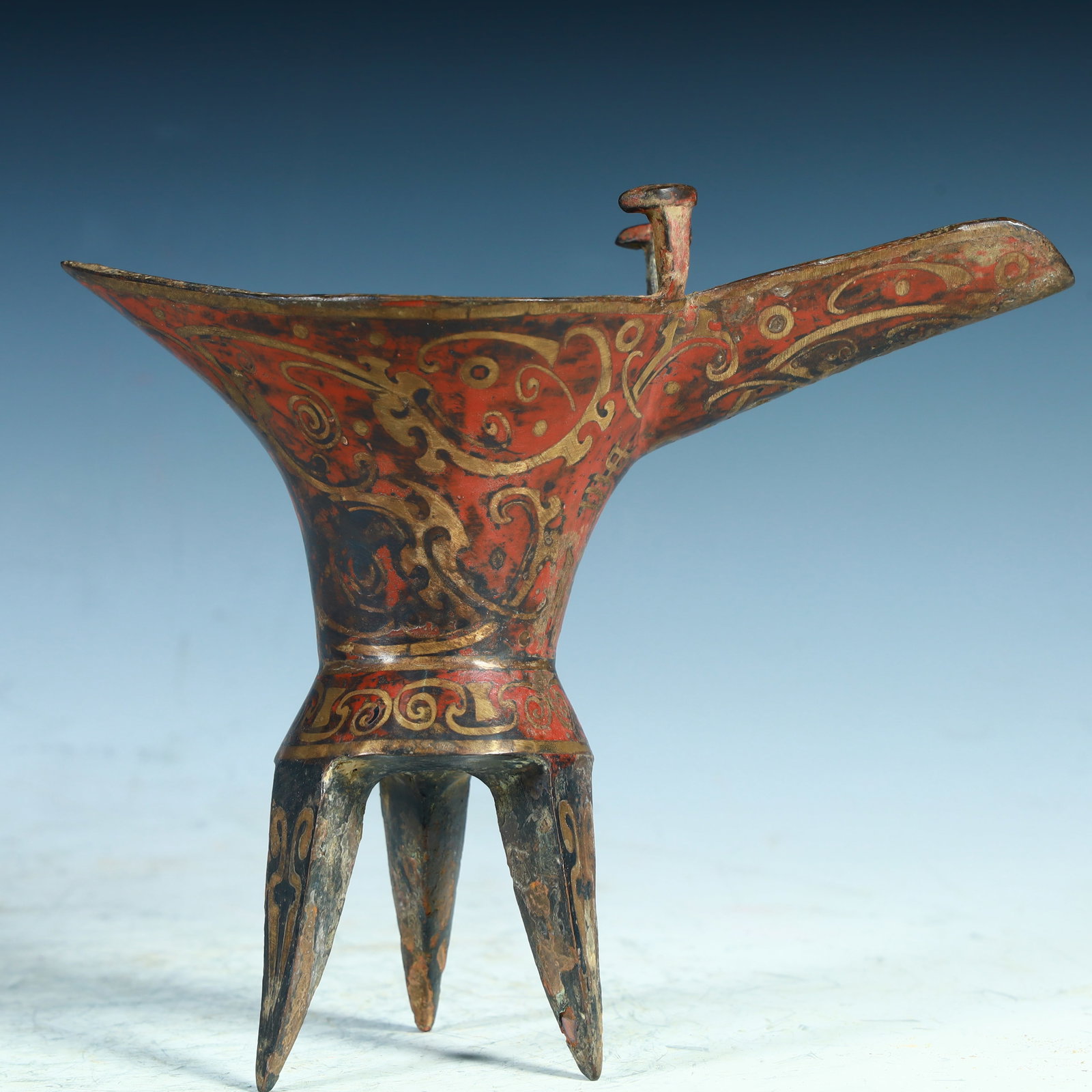 A Han dynasty bronze Cuo silver goblet cup: Han dynasty bronze Cuoyin goblet cup SIZE: H:15.5cm L: 18cm W:10.5cm W:479g SIZE: H:15.5cm L: 18cm W:10.5cm W:479g (The Dimensions Of All Batches Are Manually Measured.If You Need More Detailed