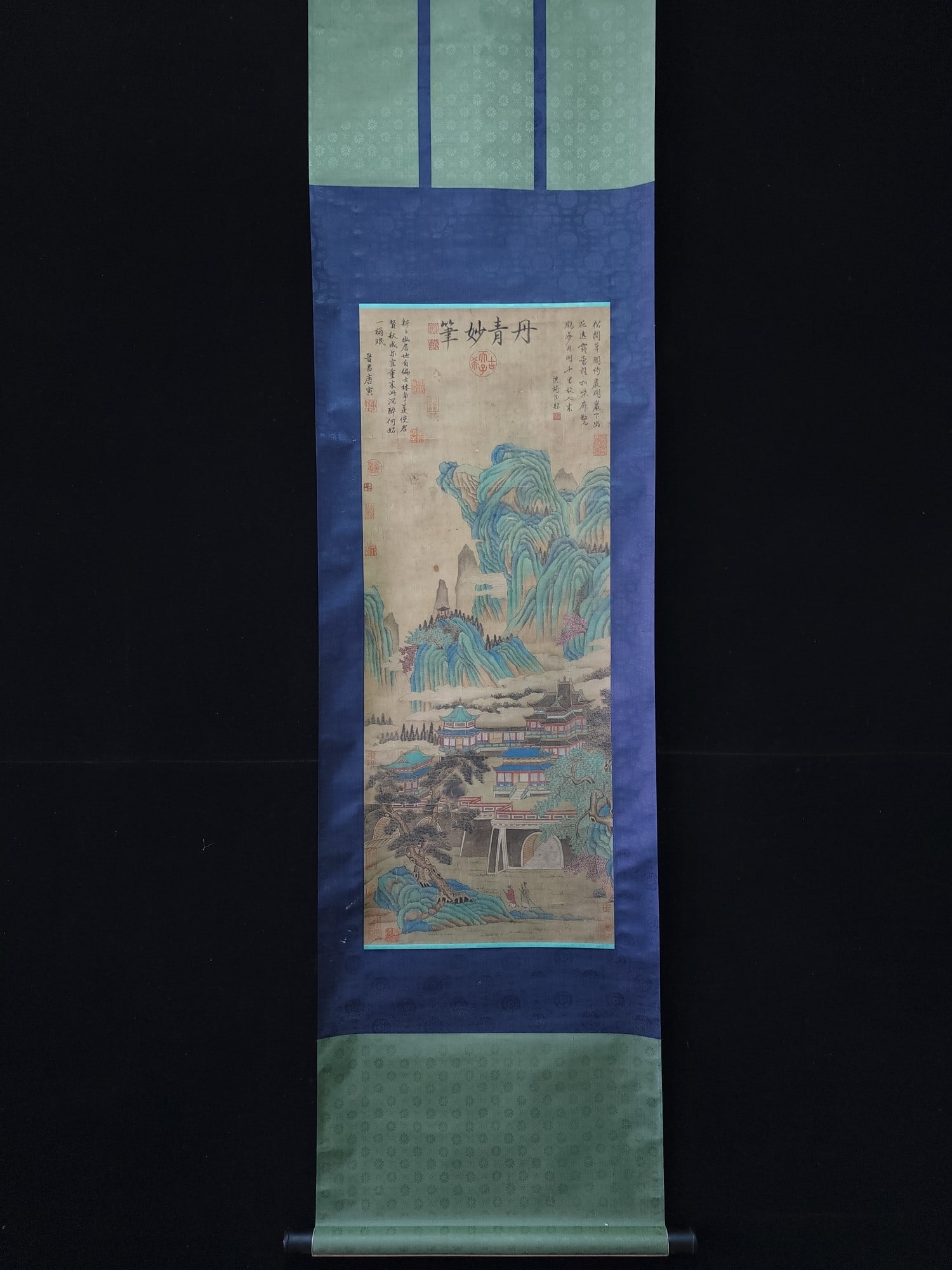 A Ming Dynasty Tang Yin silk painting of blue-green pavilion landscapes: Ming Dynasty Tang Yin's silk blue-green pavilion landscape Size:103cm 40.5cm Size:103cm 40.5cm (The Dimensions Of All Batches Are Manually Measured.If You Need More Detailed Information, Please