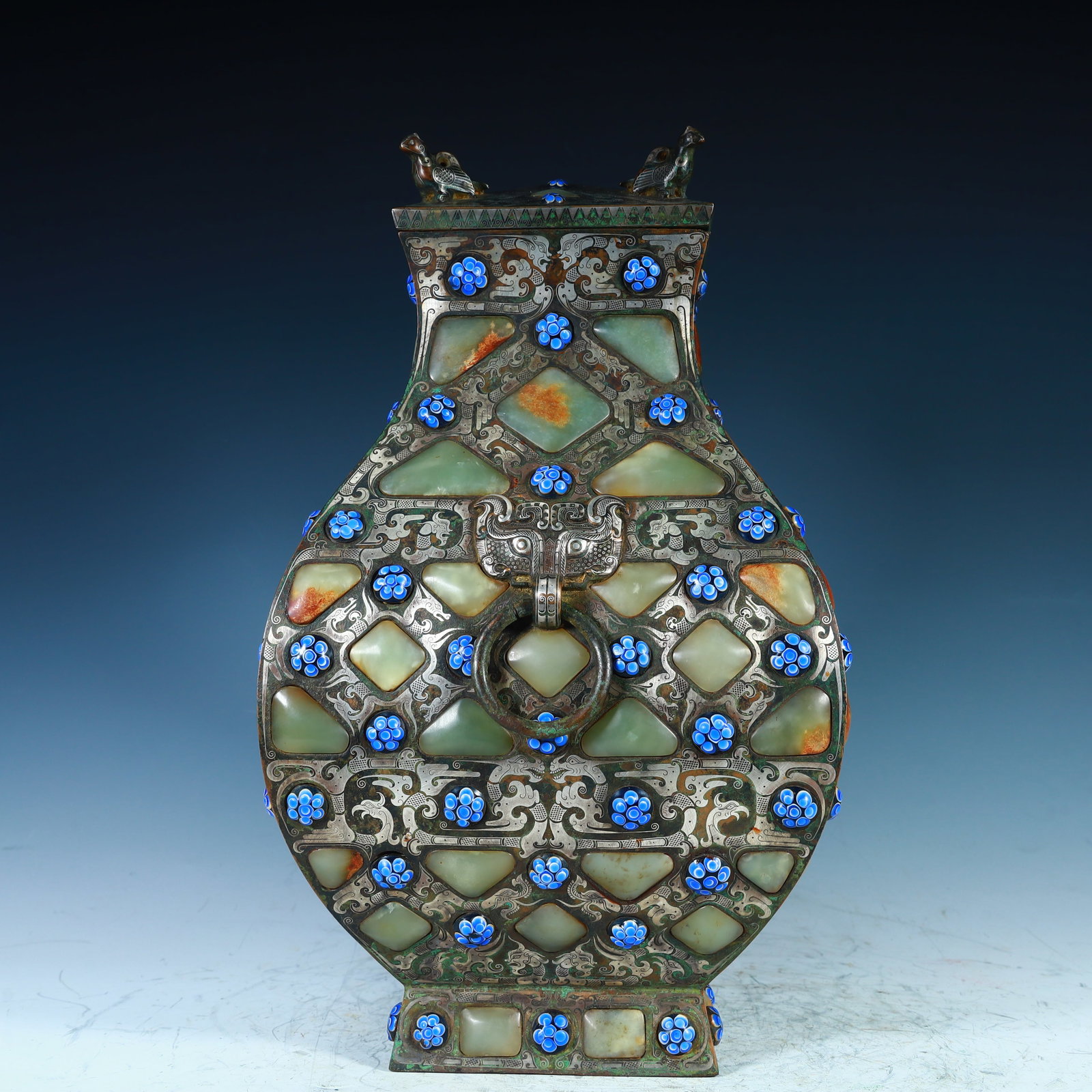 A Han dynasty square vase inlaid with gold and silver inlaid with jade: A square vase from the Han dynasty with copper inlaid with gold and silver inlaid with jade SIZE: H:36cm L: 20cm W:20cm W:6.3kg SIZE: H:36cm L: 20cm W:20cm W:6.3kg (The Dimensions Of All Batches Are