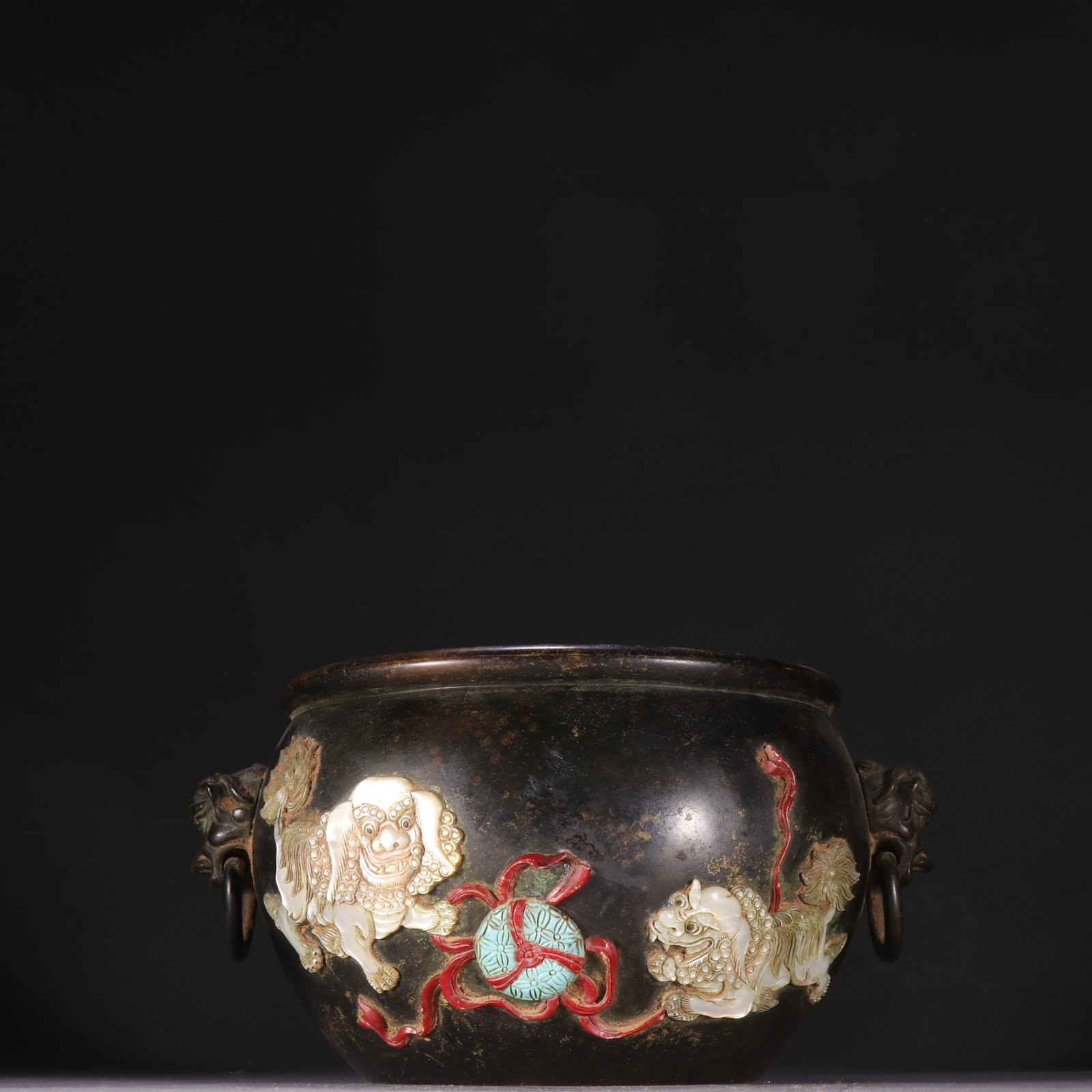A Qing Dynasty bronze-inlaid inlaid double lion playing with a ball beast ear ring incense burner: A Qing Dynasty bronze-inlaid inlaid incense burner featuring double lions playing with ball beasts and ear rings Size: H:10.8cm W: 20cm W: 2.5403kg Size: H:10.8cm W: 20cm W: 2.5403kg (The Dimensions O