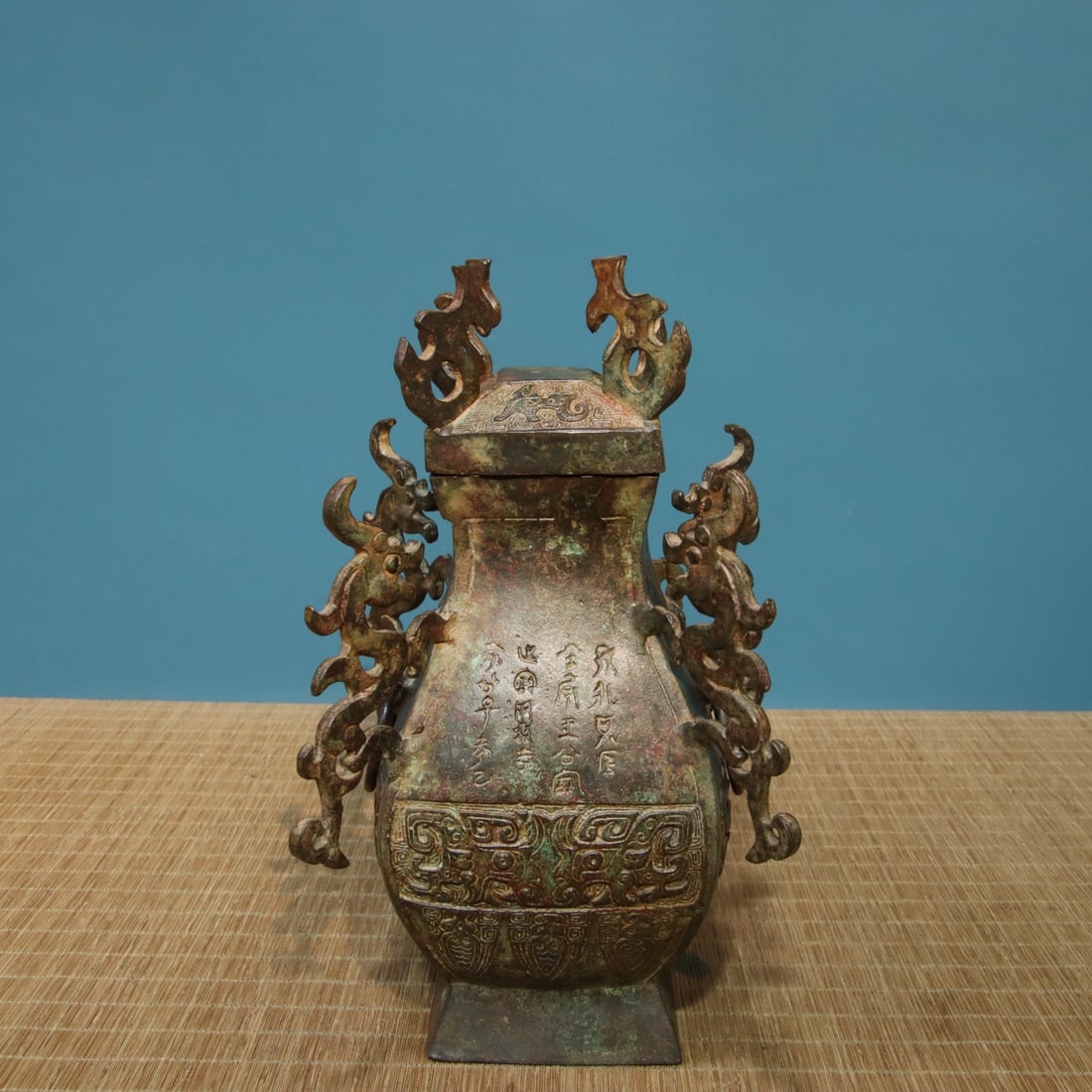 A fine bronze bottle with inscriptions: Exquisite bronze bottle inscriptions Size: D:15cmx H:26cm W: 2.0 kg Size: D:15cmx H:26cm W: 2.0 kg (The Dimensions Of All Batches Are Manually Measured.If You Need More Detailed Information, Please
