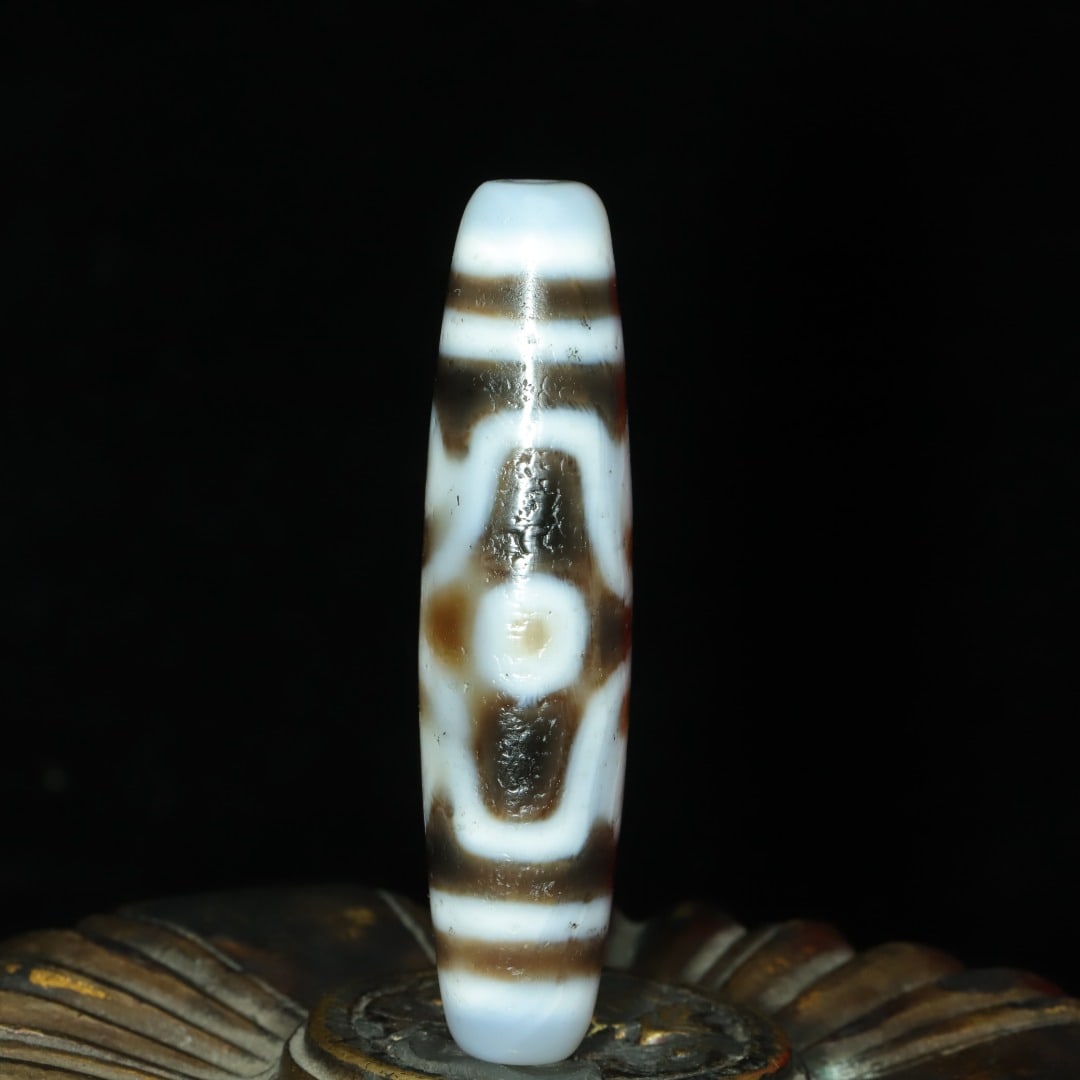 A beautiful six-eyed Dzi bead: Exquisite six-eyed Dzi beads Size:56x13mm W: 0.015 kg Size:56x13mm W: 0.015 kg (The Dimensions Of All Batches Are Manually Measured.If You Need More Detailed Information, Please Contact Our Customer