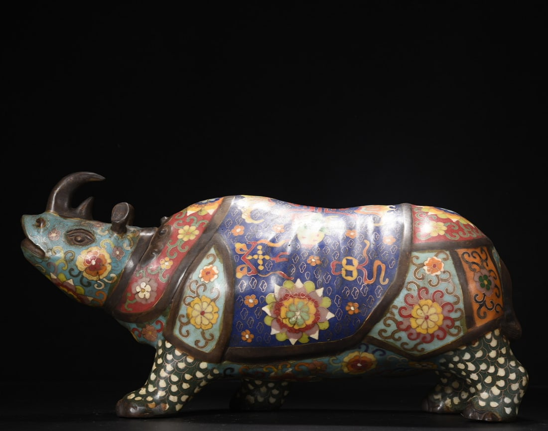 A beautiful cloisonne rhino ornament: Exquisite cloisonne rhino ornaments Size: L: 41cm W: 14cm H: 21cm W: 6.535 kg Size: L: 41cm W: 14cm H: 21cm W: 6.535 kg (The Dimensions Of All Batches Are Manually Measured.If You Need More Detailed