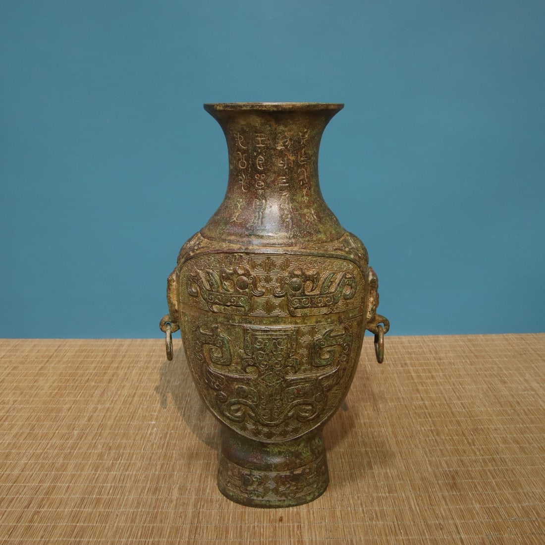 A fine bronze bottle with inscriptions: Exquisite bronze bottle inscriptions Size: L: 19cmx W: 11cmx H:33cm W: 2.55 kg Size: L: 19cmx W: 11cmx H:33cm W: 2.55 kg (The Dimensions Of All Batches Are Manually Measured.If You Need More Detailed