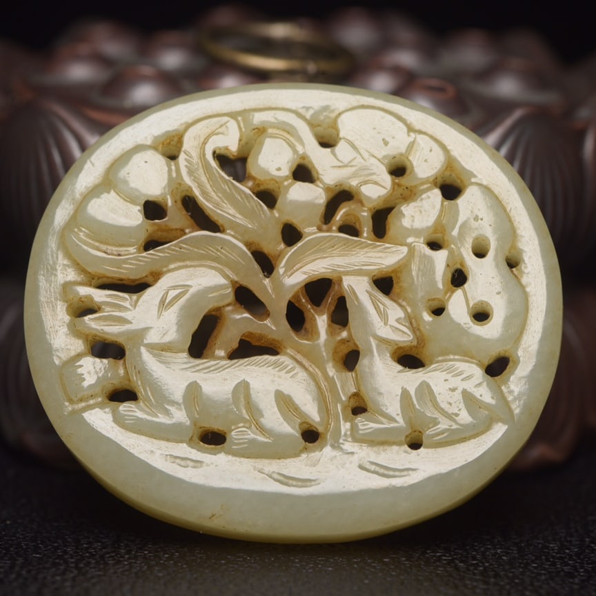 A fine Hetian jade plaque: Exquisite Hetian jade plaque Size:5.6x5.0x1.0 cm W: 0.04 kg Size:5.6x5.0x1.0 cm W: 0.04 kg (The Dimensions Of All Batches Are Manually Measured.If You Need More Detailed Information, Please Contact