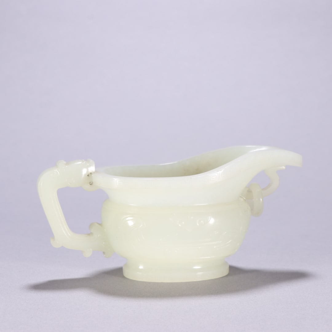 A beautiful Hetian jade dragon-patterned ewer (1 of 9)