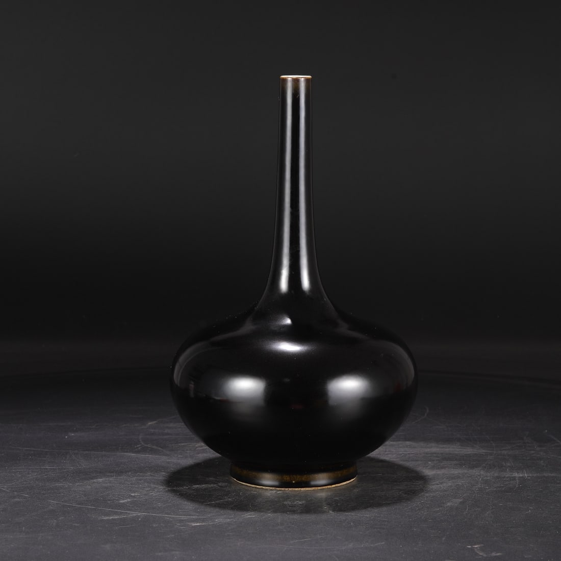 A bold black gold-glazed vase made during the Kangxi period of the Qing Dynasty: A bold black gold glaze vase made during the Kangxi period of the Qing Dynasty Size: H:36cm Calibre: 2.8cm Belly diameter: 21 cm Size: H:36cm Calibre: 2.8cm Belly diameter: 21 cm (The Dimensions Of