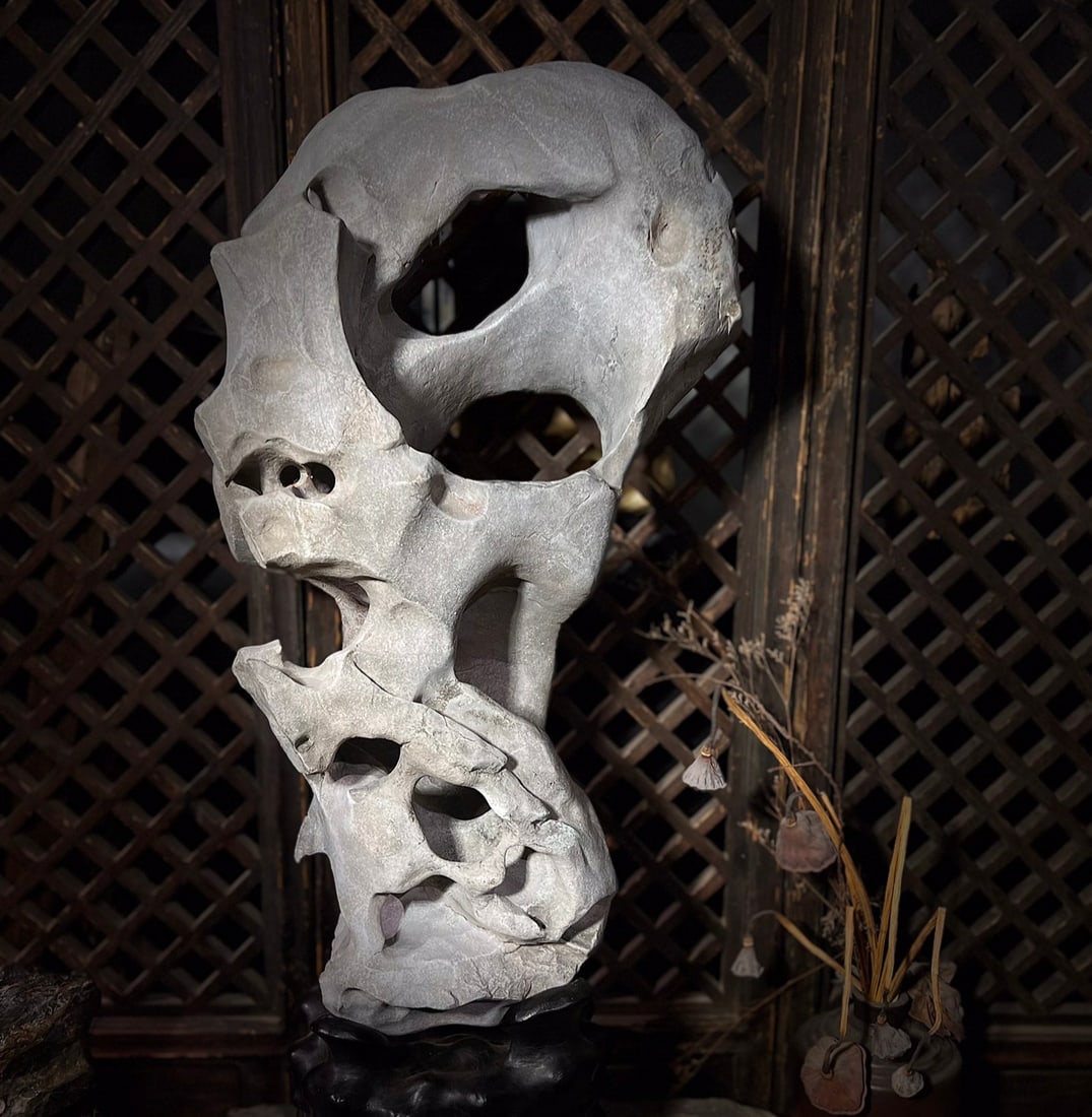 A beautiful Taihu stone Zhengyun: Exquisite Taihu Stone Zhengyun Size: H: 98cm W:42cm T: 28cm Size: H: 98cm W:42cm T: 28cm (The Dimensions Of All Batches Are Manually Measured.If You Need More Detailed Information, Please Contact Our