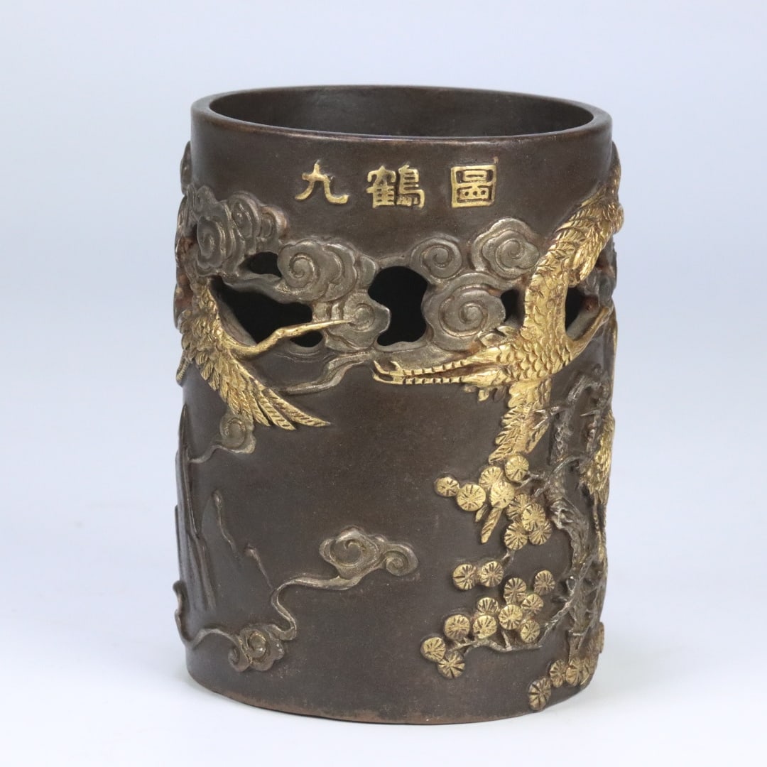 A Qing Dynasty bronze brush pot with gilt nine-crane motif: A Qing Dynasty bronze brush pot with gilt nine-crane motif Size:10.5x8.2cm W: 0.85 kg Size:10.5x8.2cm W: 0.85 kg (The Dimensions Of All Batches Are Manually Measured.If You Need More Detailed