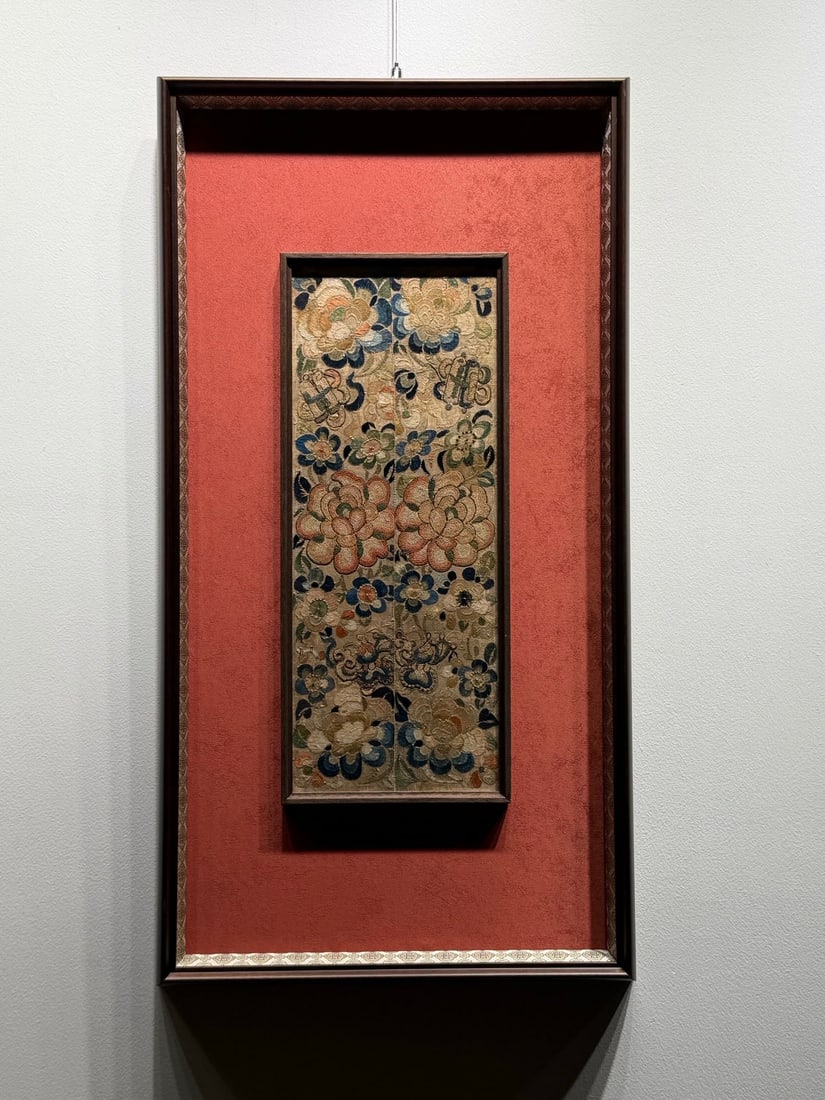 A Qing Dynasty Suzhou Embroidery Seed-Planting Butterfly Loves Flowers: In the Qing Dynasty, Suzhou embroidery struck seeds and embroidered butterflies in love with flowers Size:80x42 cm Size:80x42 cm (The Dimensions Of All Batches Are Manually Measured.If You Need More