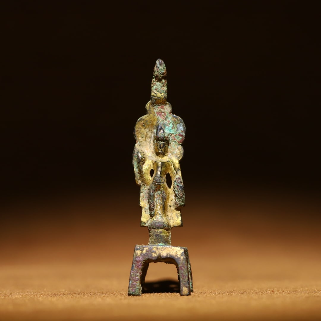 A bronze gilt Buddha stool from the Tang Dynasty: Tang Dynasty gilded bronze bench Buddha Size:6.9x1.8x1.5cm W:0.019 kg Size:6.9x1.8x1.5cm W:0.019 kg (The Dimensions Of All Batches Are Manually Measured.If You Need More Detailed Information, Please C