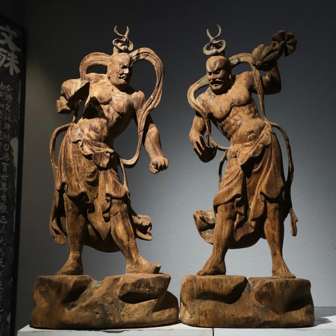 A finely crafted old wooden statue of the Heavenly King of Lishi (1 of 9)