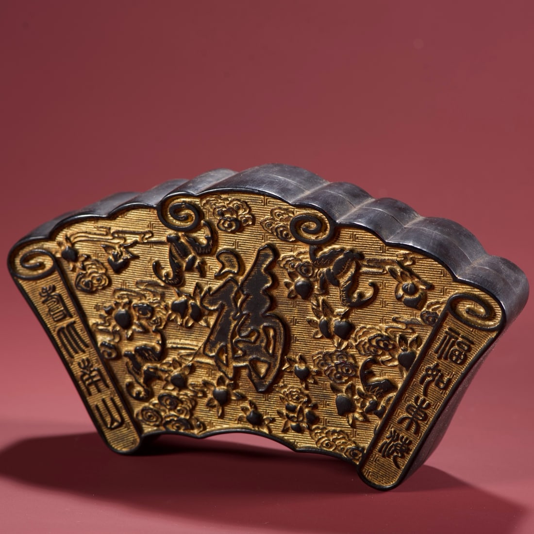 A finely crafted fan-shaped box with a wooden clay and gold fortune and longevity pattern: Exquisite wooden box-shaped box with gold fortune and longevity patterns Size: L: 19cm W: 11cm H: 3.5cm W: 0.22 kg Size: L: 19cm W: 11cm H: 3.5cm W: 0.22 kg (The Dimensions Of All Batches Are Manually