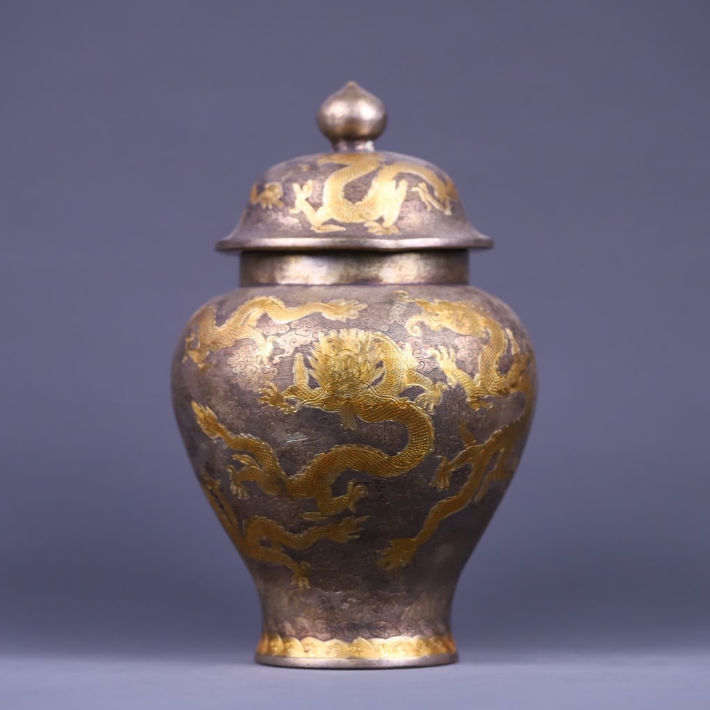 A Ming Dynasty gilded general jar with cloud and dragon patterns: A Ming dynasty gilded general's jar with cloud and dragon patterns Size: H: 28x16cm W: 1.801 kg Size: H: 28x16cm W: 1.801 kg (The Dimensions Of All Batches Are Manually Measured.If You Need More Detai