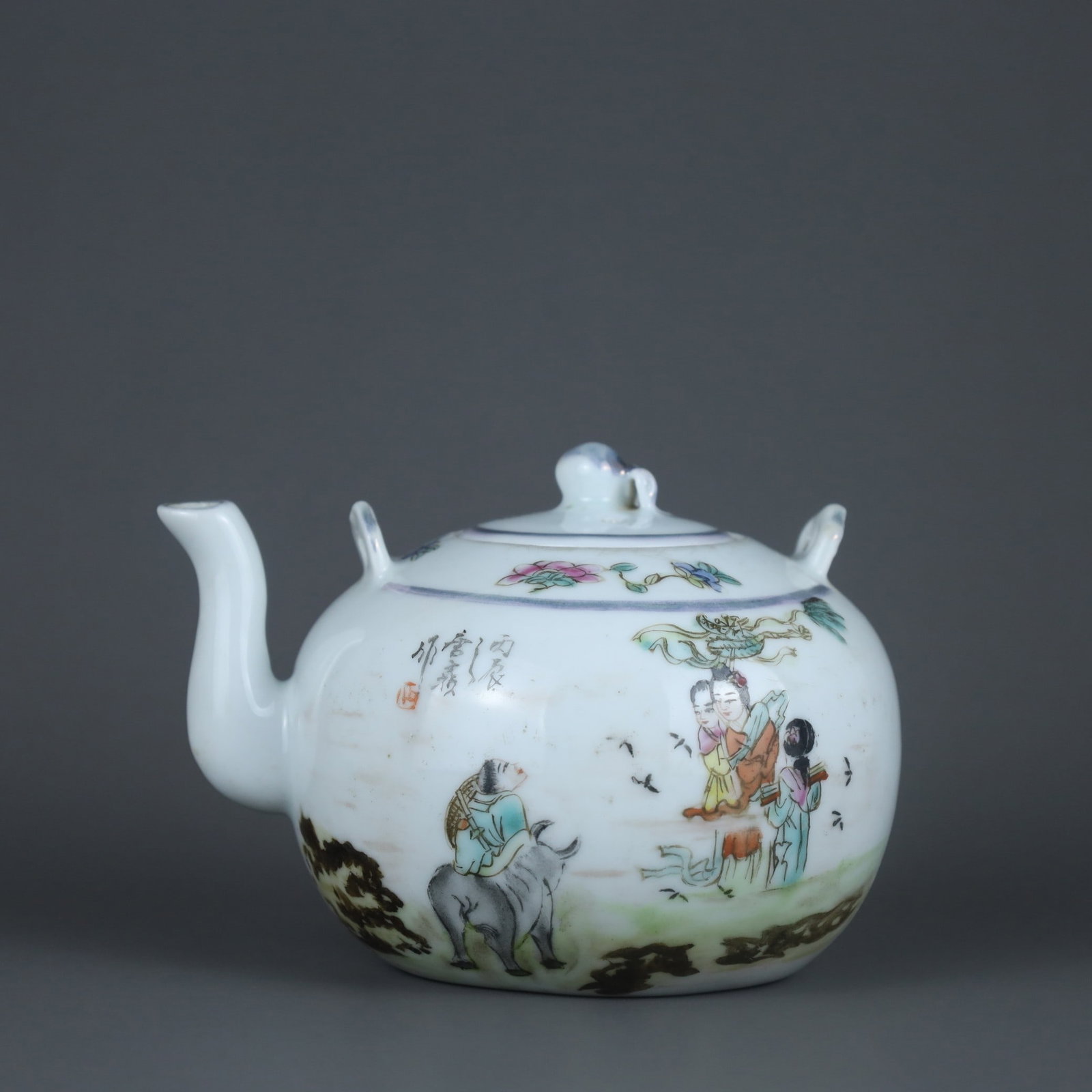 A famille rose Cowherd and Weaver Girl pot from the Republic of China era by Tang Zizhen: Republic of China Tang Zizhen's famille rose Cowherd and Weaver Girl pot Size: H: 9.5cm Belly diameter: 13.6cm Size: H: 9.5cm Belly diameter: 13.6cm (The Dimensions Of All Batches Are Manually Measure