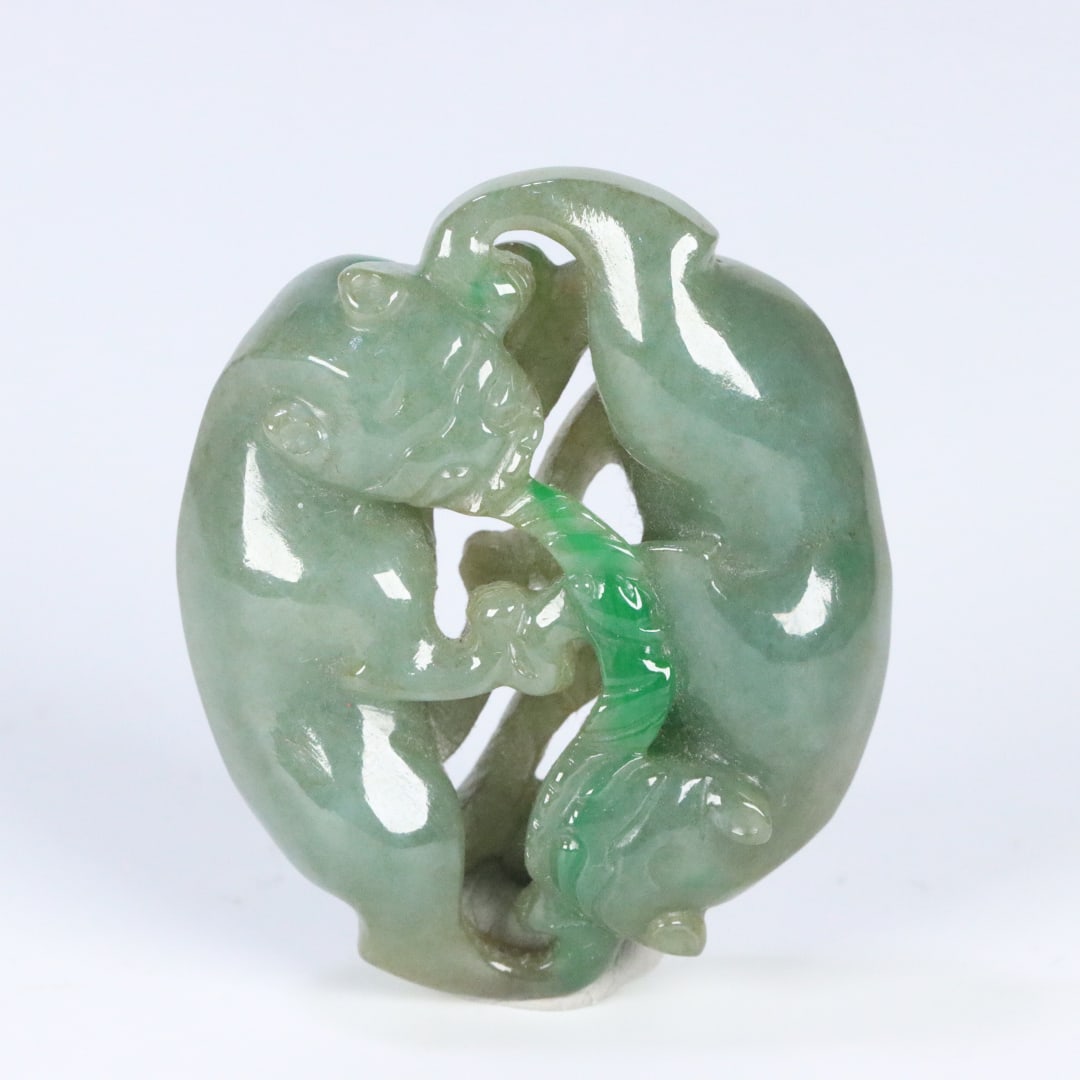 A Qing Dynasty old jadeite double-badger jade piece: An old Qing dynasty jadeite double-badger handle Size:4.3x3.63x1.2cm W:0.0273 kg Size:4.3x3.63x1.2cm W:0.0273 kg (The Dimensions Of All Batches Are Manually Measured.If You Need More Detailed Informat