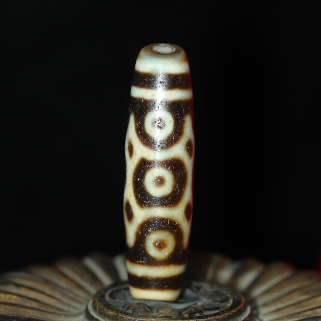 A beautiful Nine-Eyed Dzi Bead (1 of 9)