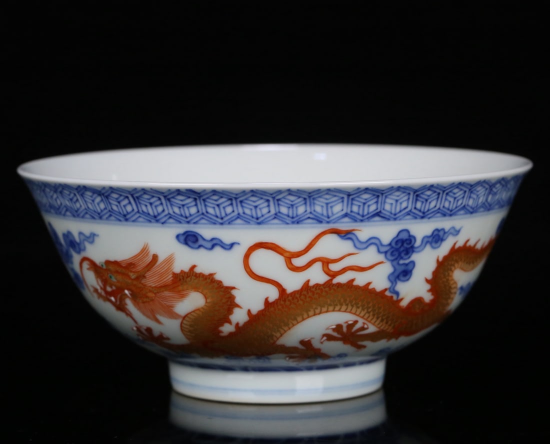 A blue-and-white bowl with dragon patterns made during the Xianfeng period of the Qing Dynasty: A blue-and-white doucai dragon-patterned bowl made during the Xianfeng period of the Qing Dynasty Size:14.8x7 cm Size:14.8x7 cm (The Dimensions Of All Batches Are Manually Measured.If You Need More De