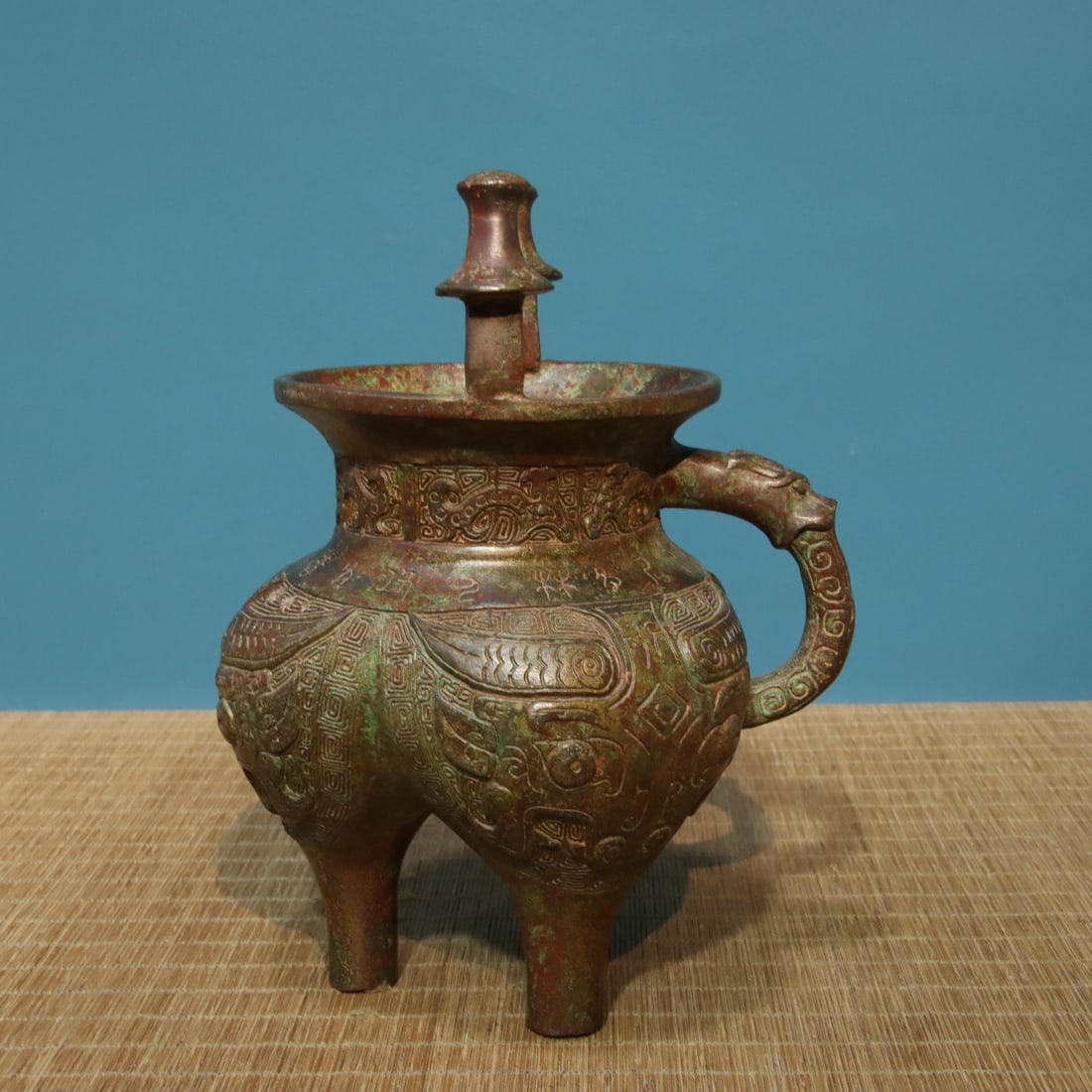 A finely crafted bronze Jia inscription: Exquisite bronze Jia inscription Size: L: 20cmx W: 15cmx H:24.5cm W: 2.15 kg Size: L: 20cmx W: 15cmx H:24.5cm W: 2.15 kg (The Dimensions Of All Batches Are Manually Measured.If You Need More Detailed 