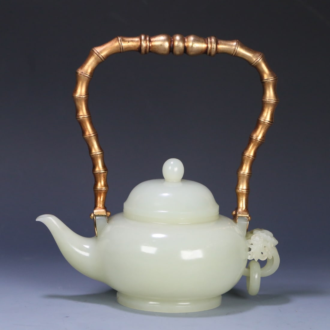 A Hetian jade bronze gilded handle-handle pot made during the Qianlong period of the Qing Dynasty (1 of 9)