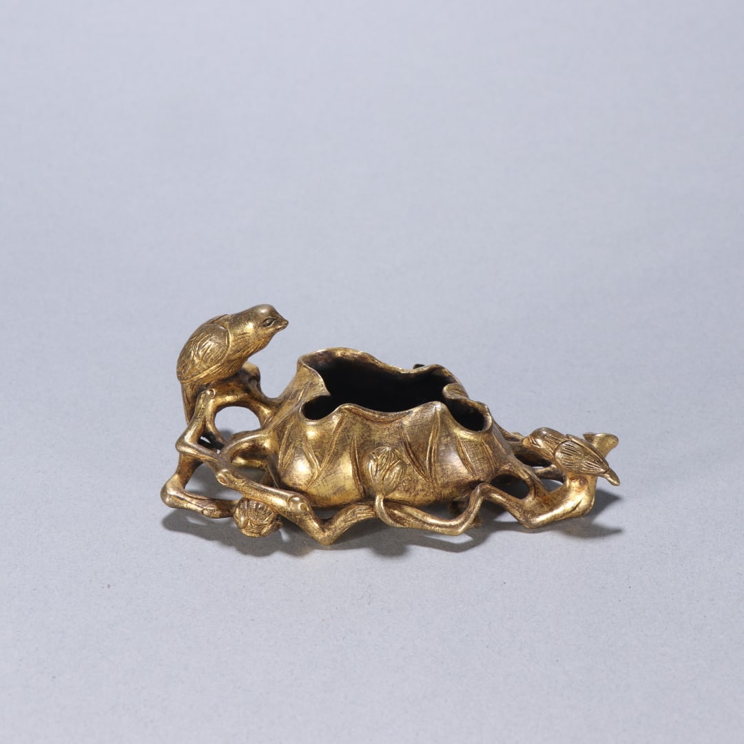 A Qing Dynasty bronze gilt flower-and-bird lotus leaf-shaped brush washer: A Qing Dynasty bronze gilt flower-and-bird lotus leaf-shaped brush washer Size: H: 3.7cm W: 9.4cm W: 0.1906 kg Size: H: 3.7cm W: 9.4cm W: 0.1906 kg (The Dimensions Of All Batches Are Manually Measured