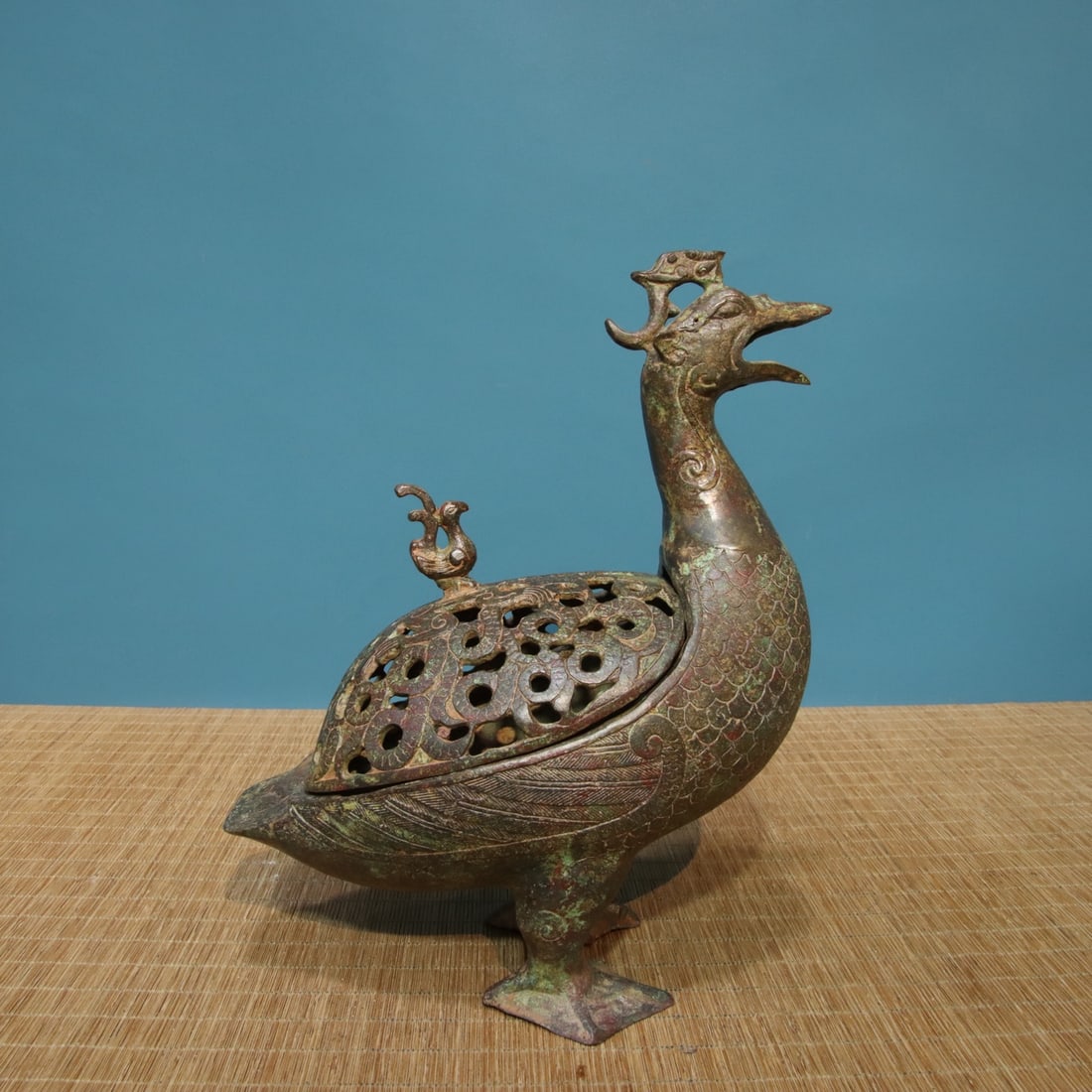 A beautiful bronze duck incense burner: Exquisite bronze duck incense burner Size: L: 26cmx W: 12.5cmx H:28cm W: 2.05 kg Size: L: 26cmx W: 12.5cmx H:28cm W: 2.05 kg (The Dimensions Of All Batches Are Manually Measured.If You Need More