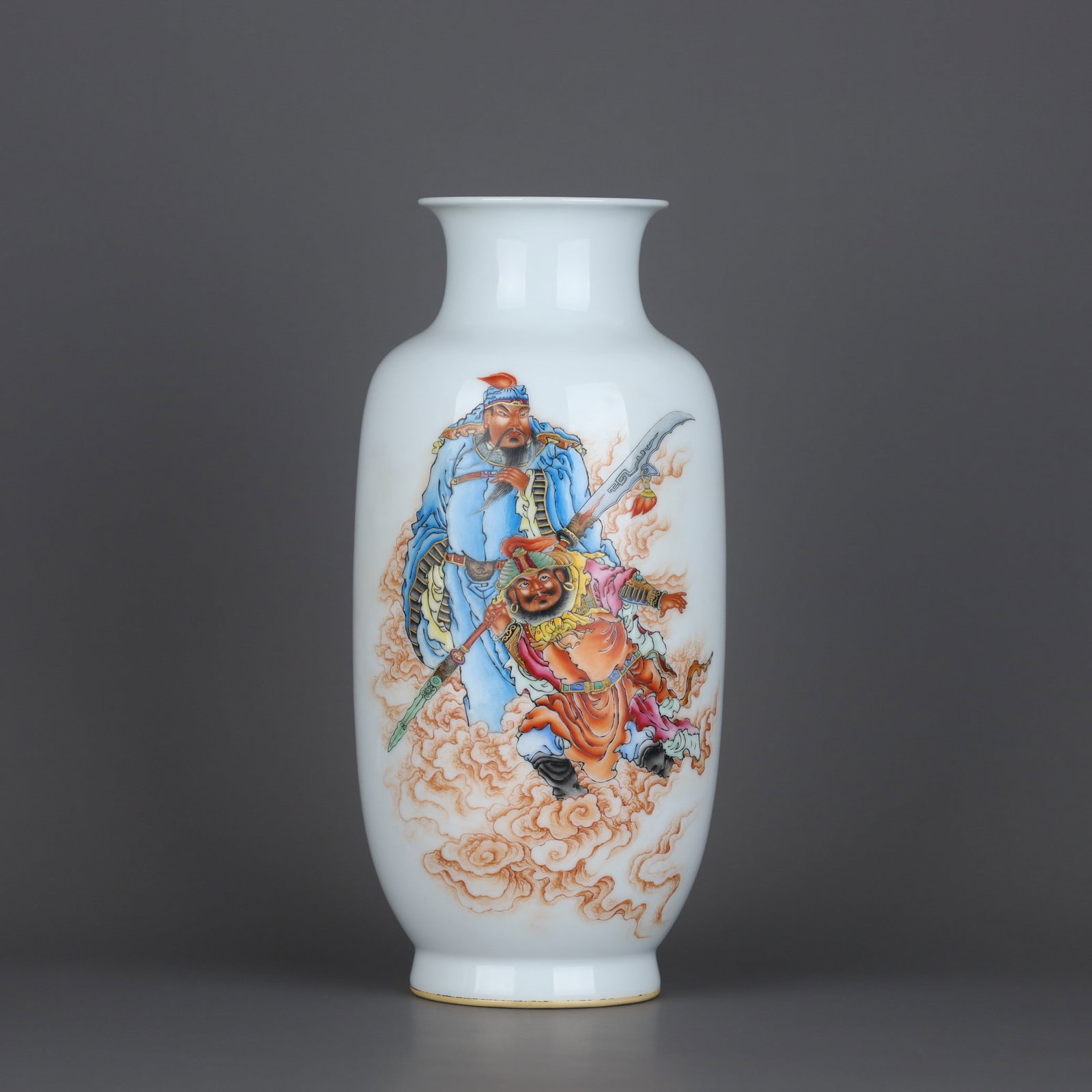 A famille rose lantern vase from the Qing Dynasty featuring a portrait of Guan Gong: A famille rose lantern vase featuring Guan Gong figures from the Qing Dynasty Size: H: 28cm Belly diameter: 14cm Size: H: 28cm Belly diameter: 14cm (The Dimensions Of All Batches Are Manually