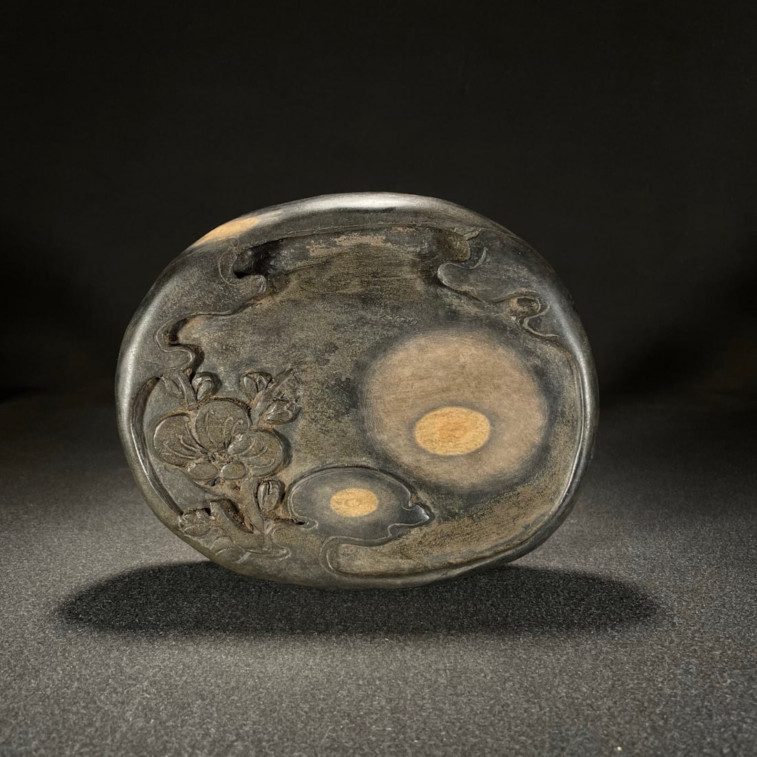 A delicate plum blossom pit plum blossom end inkstone: The exquisite Meihuakeng Plum Blossom Duan Inkstone Size:19x16x3.8cm W: 2.188 kg Size:19x16x3.8cm W: 2.188 kg (The Dimensions Of All Batches Are Manually Measured.If You Need More Detailed Information