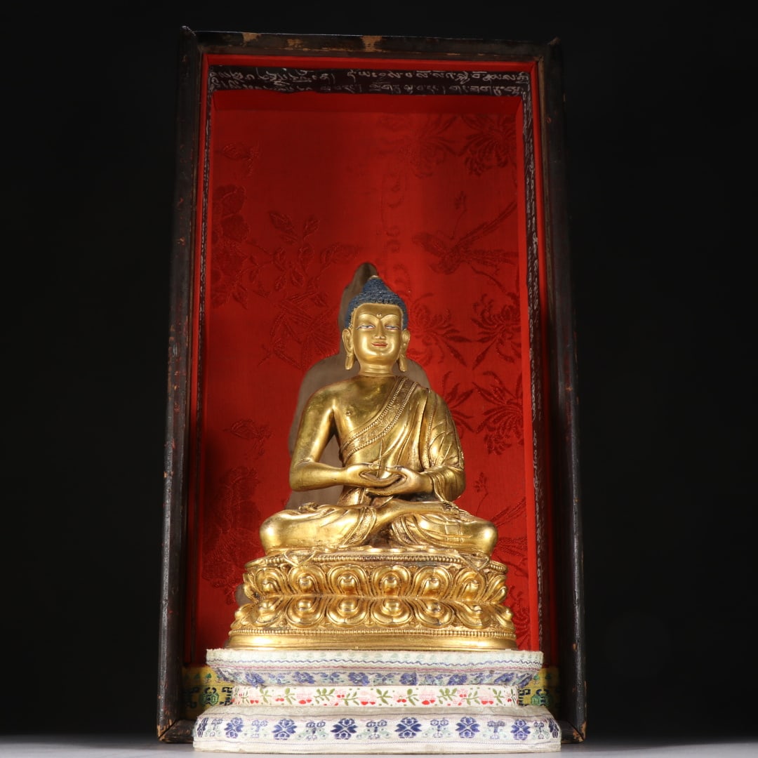 A finely crafted gilt bronze statue of Amitabha Buddha: Exquisite gilt bronze statue of Amitabha Buddha Size: H: 18.8cm W: 12cm W: 1.2335 kg Size: H: 18.8cm W: 12cm W: 1.2335 kg (The Dimensions Of All Batches Are Manually Measured.If You Need More