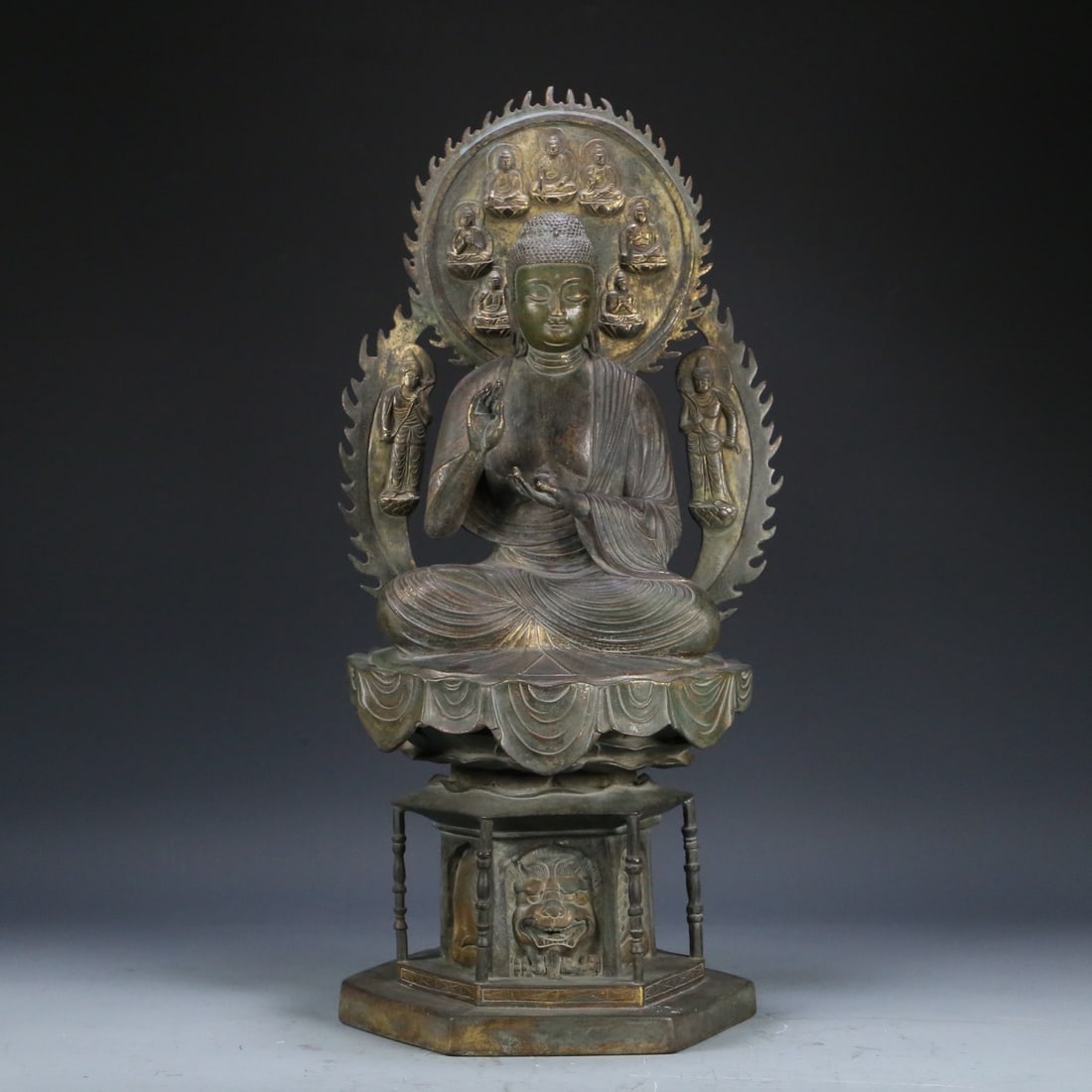 A gilt bronze Medicine Buddha statue from the Tang Dynasty: A gilt bronze statue of the Medicine Buddha from the Tang Dynasty Size:55x27x24cm W: 12.75 kg Size:55x27x24cm W: 12.75 kg (The Dimensions Of All Batches Are Manually Measured.If You Need More
