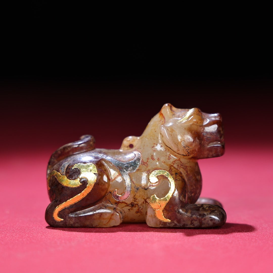 A delicate Hetian jade piece with gold and silver tiger handles: Exquisite Hetian jade gold and silver tiger handle pieces Size:6.2x4x3.1cm W: 0.116 kg Size:6.2x4x3.1cm W: 0.116 kg (The Dimensions Of All Batches Are Manually Measured.If You Need More Detailed