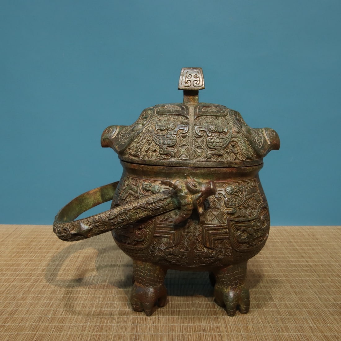 A finely crafted bronze handle with a you-shaped inscription (1 of 9)