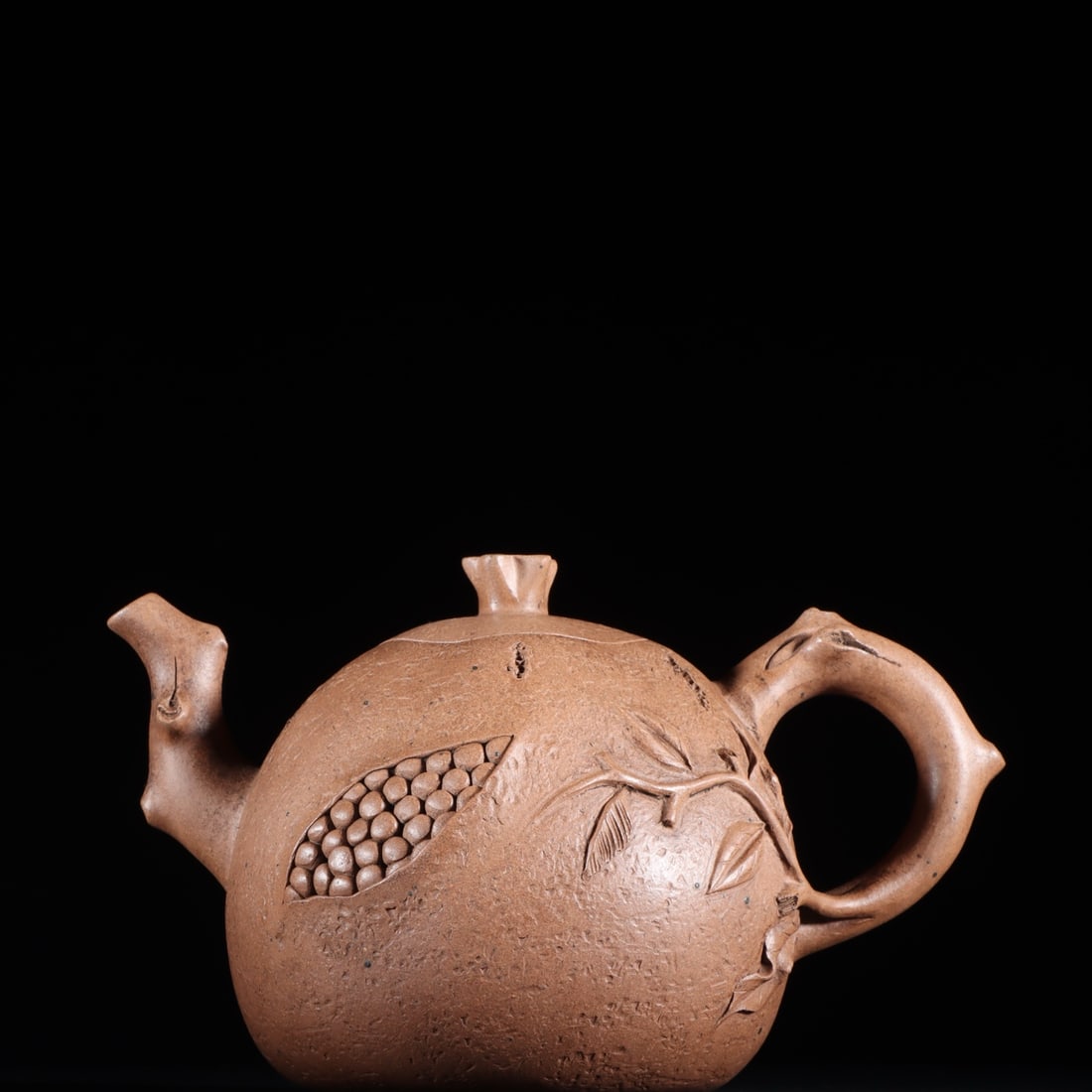 A beautifully crafted bionic pomegranate-shaped purple clay teapot: A beautifully crafted bionic pomegranate-shaped purple clay teapot Size: H: 9.6cm 15.8cm Size: H: 9.6cm 15.8cm (The Dimensions Of All Batches Are Manually Measured.If You Need More Detailed Informatio