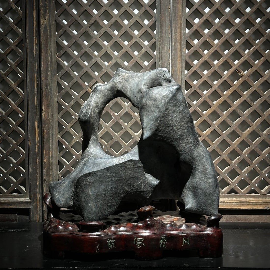 A beautiful piece of Taihu stone: Exquisite Taihu stones Size: H: 61cm W:60cm T: 28cm Size: H: 61cm W:60cm T: 28cm (The Dimensions Of All Batches Are Manually Measured.If You Need More Detailed Information, Please Contact Our