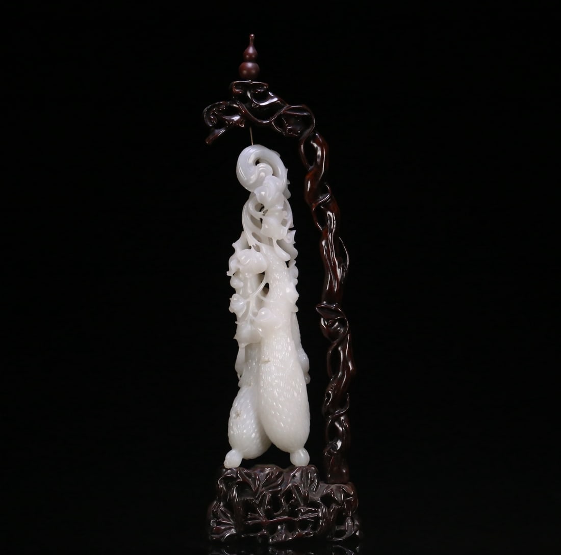A beautiful Hetian jade cucumber ornament (1 of 8)
