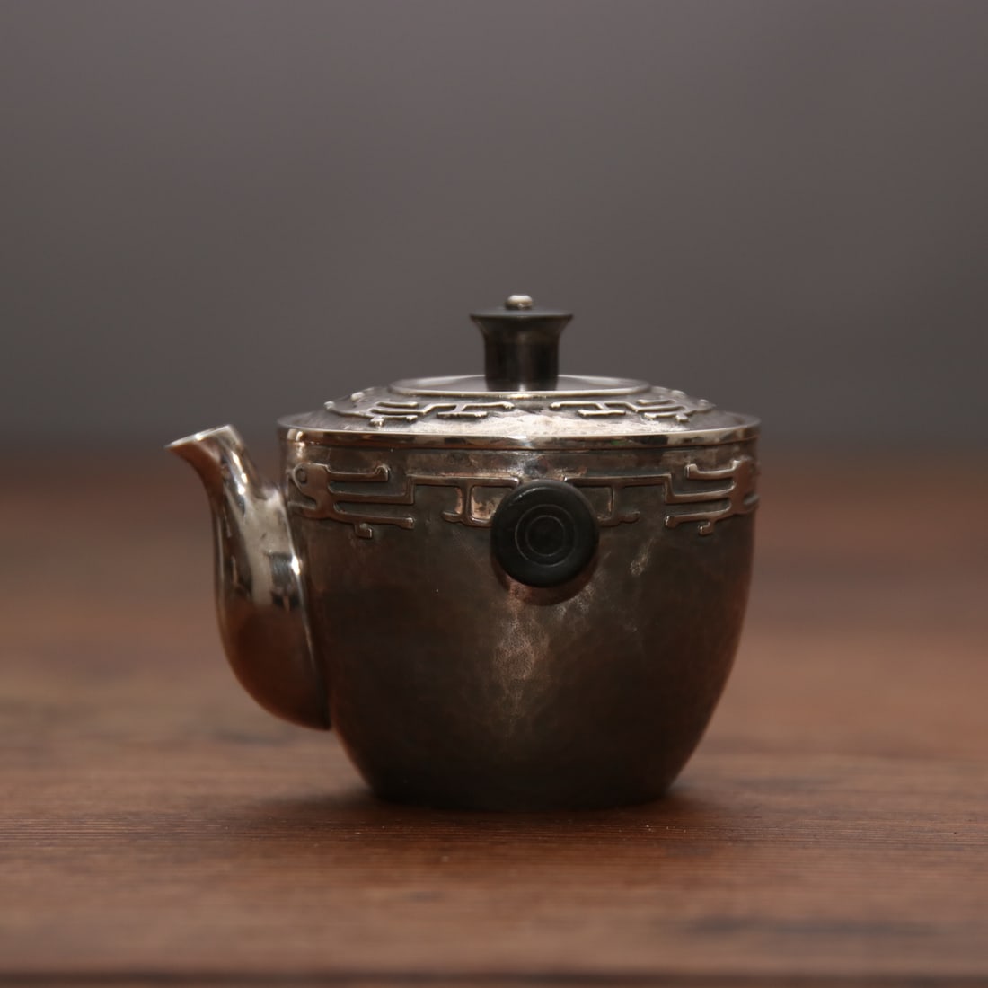 A delicate silver pot gaiwan from Chungutang: Exquisite silver pot gaiwan Chungutang Size: D:9cmH:7cm W: 0.117kg Size: D:9cmH:7cm W: 0.117kg (The Dimensions Of All Batches Are Manually Measured.If You Need More Detailed Information, Please