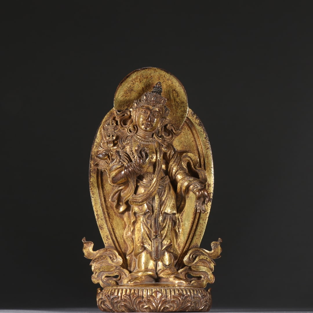 A Qing Dynasty gilt bronze lotus-hand Guanyin statue: A gilt bronze lotus-handed Guanyin statue from the Qing Dynasty Size: H:15cmx W: 8.5cm W: 0.9547 kg Size: H:15cmx W: 8.5cm W: 0.9547 kg (The Dimensions Of All Batches Are Manually Measured.If You Need