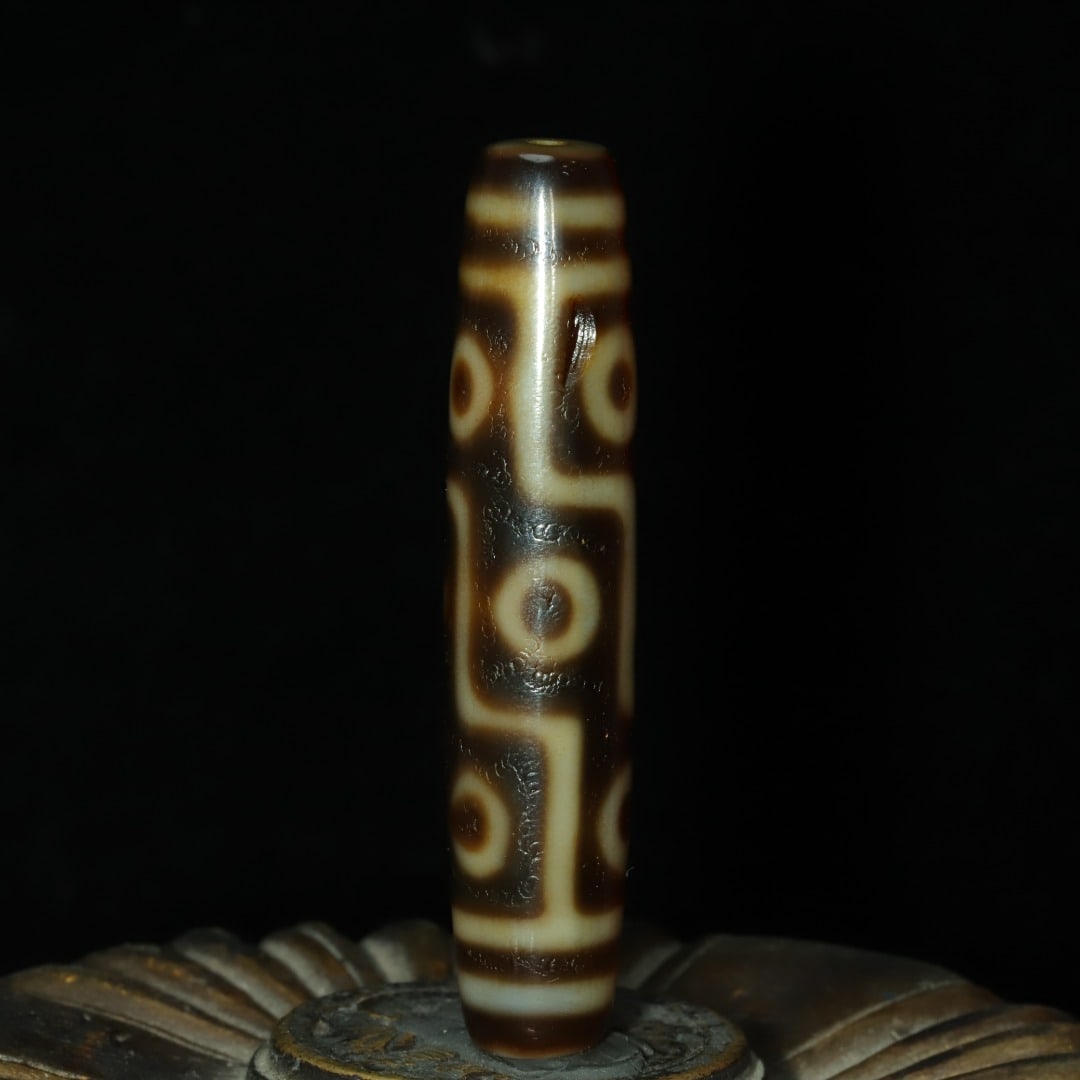 A beautiful Nine-Eyed Dzi Bead (1 of 9)