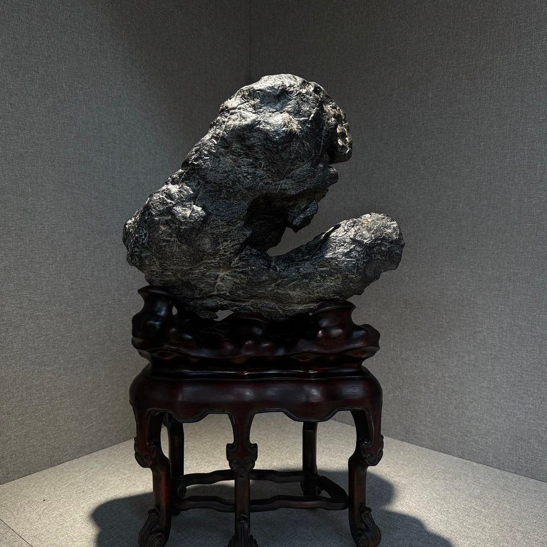 A beautiful Lingbi stone: Exquisite Lingbi stone Size: H: 55cm W:30cm T: 16cm Size: H: 55cm W:30cm T: 16cm (The Dimensions Of All Batches Are Manually Measured.If You Need More Detailed Information, Please Contact Our Customer