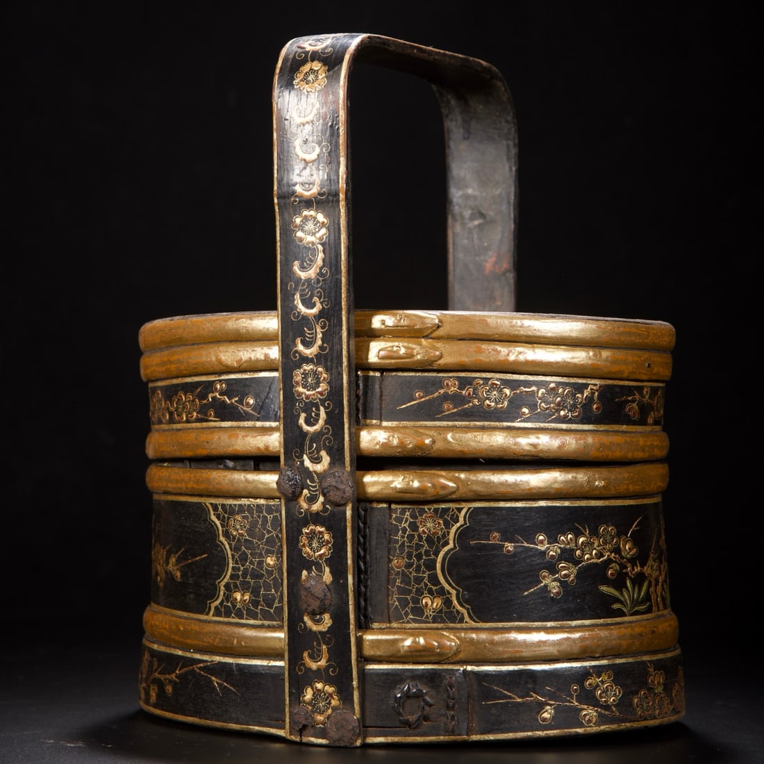 A beautifully crafted lacquered food box with real gold plum blossom patterns: Exquisite sandwich lacquer with real gold plum blossom pattern food box Size: H: 29cm L: 24cm W: 19cm W: 0.615 kg Size: H: 29cm L: 24cm W: 19cm W: 0.615 kg (The Dimensions Of All Batches Are Manually 