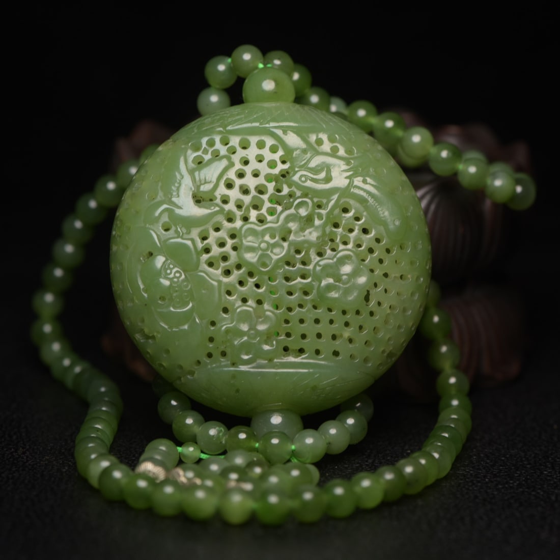 A beautiful Hetian jade sachet (1 of 7)