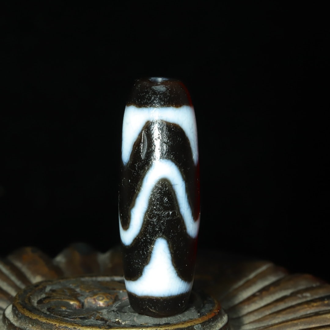 A beautiful tiger tooth dzi bead (1 of 9)