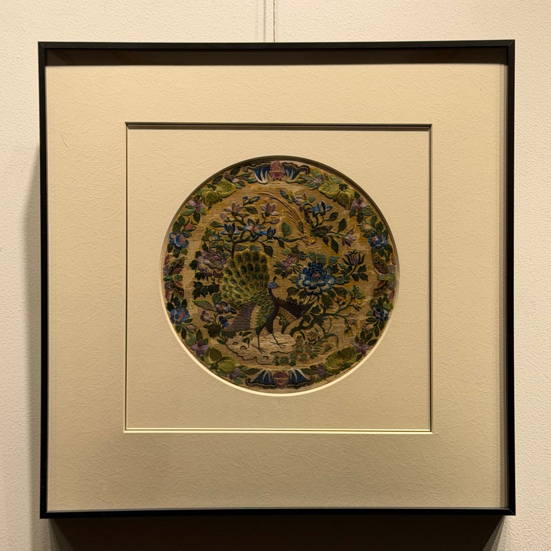 A Qing Dynasty Cantonese embroidered screen opens with wealth and honor: The Qing dynasty's Cantonese embroidery screen opens with wealth and honor Size:42x42 cm Size:42x42 cm (The Dimensions Of All Batches Are Manually Measured.If You Need More Detailed Information, Pleas