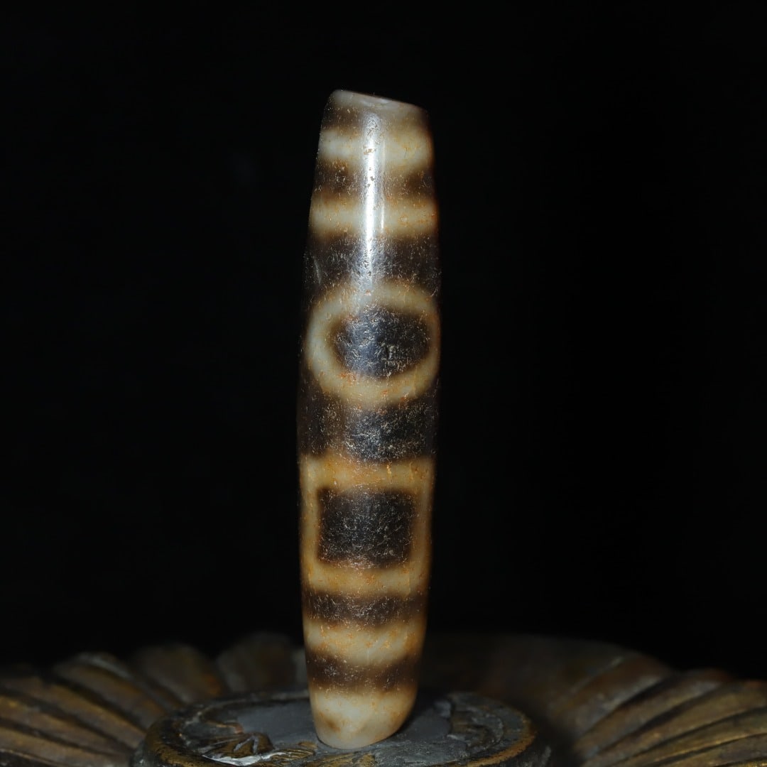 A beautiful Heaven and Earth Dzi Pearl: Exquisite heaven and earth beads Size:51x11mm W: 0.011 kg Size:51x11mm W: 0.011 kg (The Dimensions Of All Batches Are Manually Measured.If You Need More Detailed Information, Please Contact Our Custom