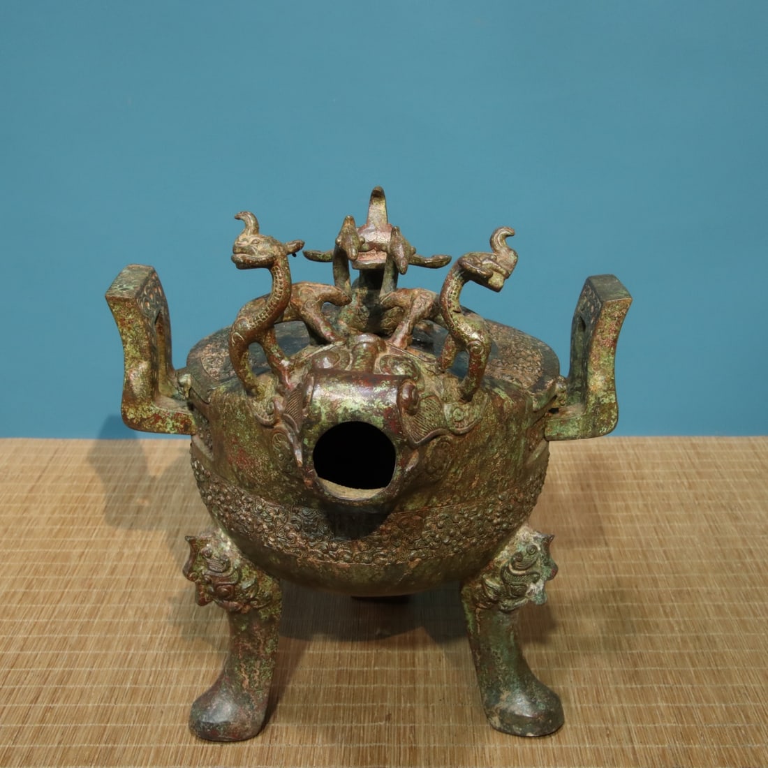 A finely crafted bronze tripod inscription: Exquisite bronze ding inscriptions Size: L: 28.5cmx W: 26cmx H:31cm W: 6.0 kg Size: L: 28.5cmx W: 26cmx H:31cm W: 6.0 kg (The Dimensions Of All Batches Are Manually Measured.If You Need More Detailed 