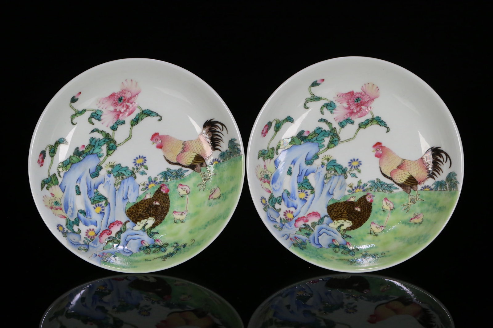 A pair of famille rose brooding appreciation plates from the Yongzheng period of the Qing Dynasty: A famille rose brooding appreciation plate from the Yongzheng period of the Qing Dynasty Size:15.3x4.3 cm Size:15.3x4.3 cm (The Dimensions Of All Batches Are Manually Measured.If You Need More Detaile